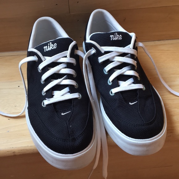 Black vintage Nike’s - Picture 5 of 6